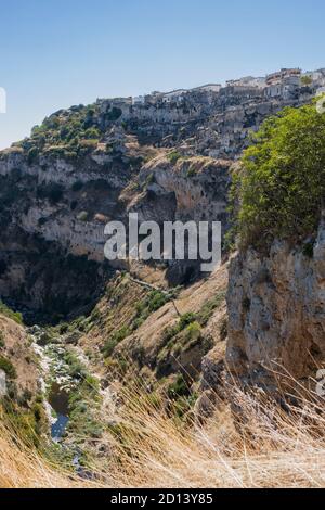 Le ravin de la Torrente Gravina di Matera et le Sasso le Dodici Lune de Rione Casalnuovo, Matera, Basilicate, Italie Banque D'Images