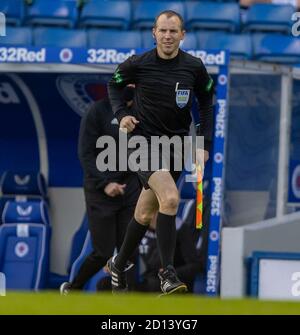 L'arbitre adjoint Sean Carr pendant le match écossais de Premiership au stade Ibrox, à Glasgow. Banque D'Images