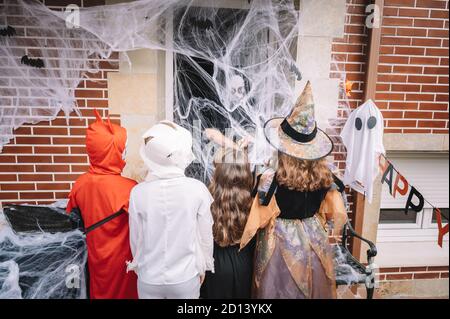 Les enfants se font une fête pour Halloween dans une maison décorée Banque D'Images