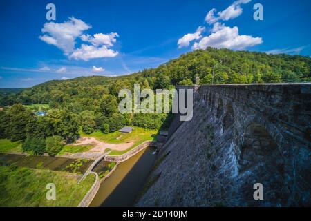 Belle vue sur l'ancien barrage d'eau de Zagorze Slaskie, Pologne Banque D'Images