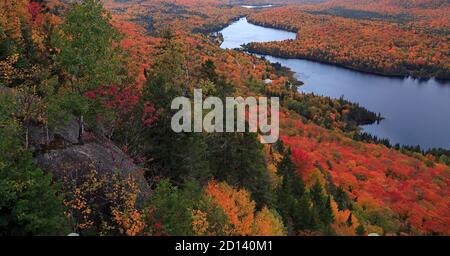 Lac Monroe à la couleur des feuilles d'automne dans le parc national du Mont-Tremblant, au Québec Banque D'Images