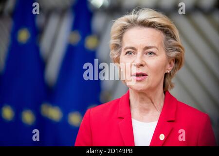 (201005) -- BRUXELLES, le 5 octobre 2020 (Xinhua) -- la présidente de la Commission européenne, Ursula von der Leyen (2e L), parle de son arrivée pour un sommet spécial de l'Union européenne à Bruxelles, Belgique, le 1er octobre 2020. La présidente de la Commission européenne, Ursula von der Leyen, a tweeté lundi qu'elle avait décidé de s'isoler après avoir été en contact avec un patient de la COVID-19. (Union européenne/document via Xinhua) Banque D'Images