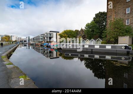 Des bateaux étroits amarrés le long du canal Union à Fountainbridge à Édimbourg, en Écosse, au Royaume-Uni Banque D'Images
