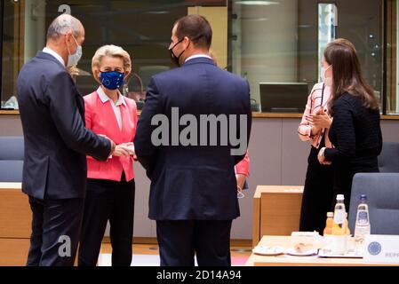 (201005) -- BRUXELLES, le 5 octobre 2020 (Xinhua) -- le président de la Commission européenne, Ursula von der Leyen (2e L), participe à un sommet spécial de l'Union européenne à Bruxelles, Belgique, le 2 octobre 2020. La présidente de la Commission européenne, Ursula von der Leyen, a tweeté lundi qu'elle avait décidé de s'isoler après avoir été en contact avec un patient de la COVID-19. (Union européenne/document via Xinhua) Banque D'Images