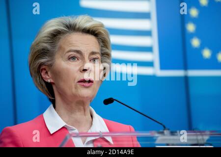 (201005) -- BRUXELLES, le 5 octobre 2020 (Xinhua) -- le président de la Commission européenne, Ursula von der Leyen, s'adresse à une conférence de presse lors d'un sommet spécial de l'Union européenne à Bruxelles, Belgique, le 2 octobre 2020. La présidente de la Commission européenne, Ursula von der Leyen, a tweeté lundi qu'elle avait décidé de s'isoler après avoir été en contact avec un patient de la COVID-19. (Union européenne/document via Xinhua) Banque D'Images