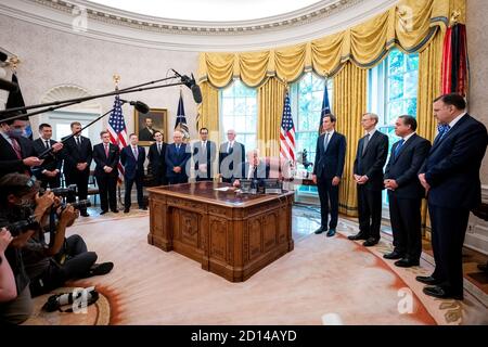 Le président Trump prononce une déclaration du Bureau ovale. Le président Donald J. Trump, accompagné du vice-président Mike Pence, conseiller principal du président Jared Kushner, du secrétaire au Trésor Steven Mnuchin, de l'ambassadeur des États-Unis en Israël David M. Friedman, assistant du président et représentant spécial pour les négociations internationales Avrahm « AVI » Berkowitz et de hauts fonctionnaires de la Maison Blanche, S'adresse à ses remarques le vendredi 11 septembre 2020 dans le Bureau ovale, pour annoncer que le Royaume de Bahreïn se joint aux Émirats arabes Unis (eau) pour normaliser les relations avec Israël. Banque D'Images