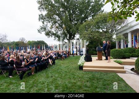 Le 26 septembre 2020, le président Donald J. Trump a annoncé la nomination de la juge Amy Coney Barrett au poste de juge associé de la Cour suprême des États-Unis. L’annonce a eu lieu dans la roseraie de la Maison Blanche et a mis en évidence les qualifications et la philosophie judiciaire de Barrett. Banque D'Images