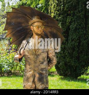 SÉBASTOPOL / CRIMÉE - 09 MAI 2017 : statue dorée vivante d'un homme avec un parapluie dans sa main Banque D'Images