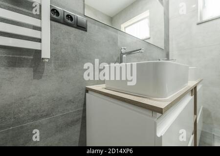 Décoration intérieure moderne et épurée avec bol carré, armoires blanches classiques et carreaux de céramique gris. Intérieur de la maison. Banque D'Images