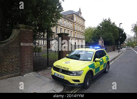 Une ambulance à l'extérieur de l'école catholique la Sainte Union à Highgate, au nord de Londres. Le service d'ambulance a été appelé peu avant midi et treize adolescents ont été emmenés à l'hôpital par mesure de précaution lorsqu'ils sont mal à l'heure de manger ce qu'ils croyaient être des bonbons. Banque D'Images