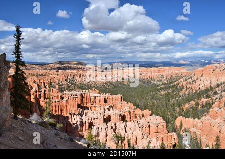 Des cumulus spectaculaires s'écoulant sur une vallée boisée Relief surréaliste au parc national de Bryce Canyon Banque D'Images