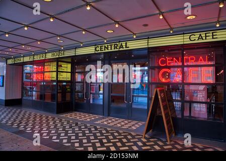 Londres, Royaume-Uni. 05e octobre 2020. Une vue extérieure du cinéma Picturehouse Theatre de Piccadilly, Londres.Cineworld est sur le point de supprimer des dizaines de milliers d'emplois après avoir confirmé son intention de fermer temporairement ses cinémas au Royaume-Uni et aux États-Unis en raison de la perturbation continue de la pandémie du coronavirus. Son annonce à la City, lundi, a déclaré : « Cineworld confirme qu'elle suspendra temporairement ses opérations dans l'ensemble de ses 536 salles Regal aux États-Unis et dans ses 127 salles Cineworld et Picturehouse au Royaume-Uni à partir du jeudi 8 octobre 2020 ». Crédit : SOPA Images Limited/Alamy Live News Banque D'Images