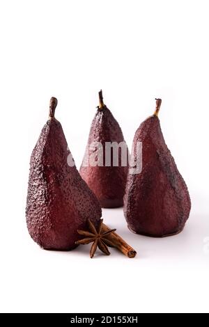 Poires pochées dans du vin rouge isolées sur fond blanc Banque D'Images
