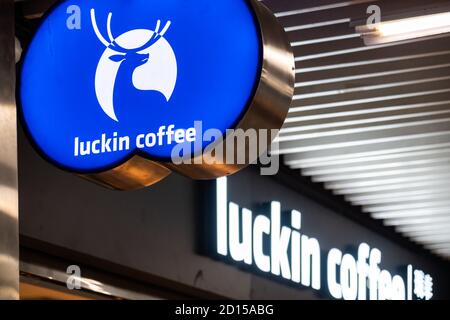 Shenzhen, Chine. 5 octobre 2020. Chaîne de cafés chinois logo de Luckin Coffee vu dans un magasin. Crédit : Alex Tai/SOPA Images/ZUMA Wire/Alay Live News Banque D'Images