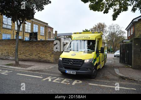 Une ambulance quittant l'école catholique de la Sainte Union à Highgate, au nord de Londres. Le service d'ambulance a été appelé peu avant midi et treize adolescents ont été emmenés à l'hôpital par mesure de précaution lorsqu'ils sont mal à l'heure de manger ce qu'ils croyaient être des bonbons. Banque D'Images