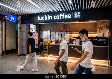 Shenzhen, Chine. 5 octobre 2020. Des piétons marchent devant une chaîne chinoise de café Luckin Coffee Store. Crédit : Alex Tai/SOPA Images/ZUMA Wire/Alay Live News Banque D'Images