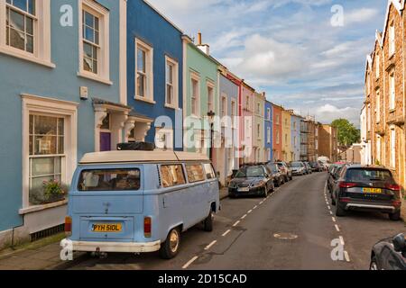 VILLE DE BRISTOL LES NOMBREUSES MAISONS COLORÉES DANS LE BOIS DE CLIFTON ET LE CROISSANT BELLEVUE DE LA VILLE Banque D'Images