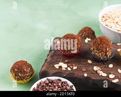 Boules d'énergie de protéines avec cacao et graines Banque D'Images