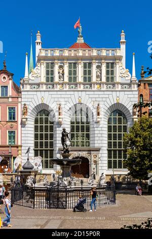 Gdansk, Pomerania / Pologne - 2020/07/14: Fontaine de Neptune - Fontanna Neptuna - en face de Artus court, Dwor Artusa, au long marché Dlugi Rynek dans l'ancien Banque D'Images