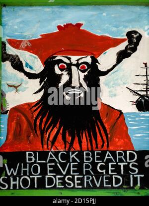 Barbe Noire. Redoutable pirate anglais des Caraïbes, Edward Teach ou Thatch (c. 1680-1718), avec des fusibles fumant à combustion lente sous son chapeau de tricorne. Panneau peint à la main dans la vieille ville de Hastings, East Sussex, Angleterre. Banque D'Images