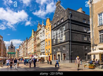 Gdansk, Pomerania / Pologne - 2020/07/14: Vue panoramique sur le long marché - Dlugi Rynek - boulevard dans le centre de la vieille ville avec le Golden Gate à backgroun Banque D'Images