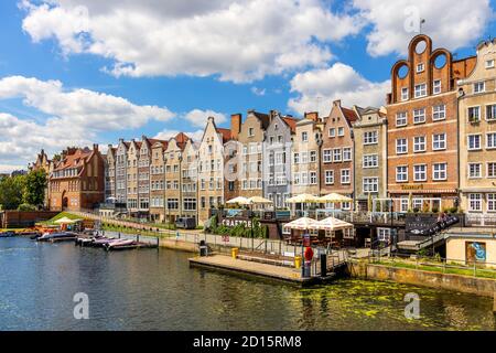 Gdansk, Pomerania / Pologne - 2020/07/14: Maisons hanséatiques historiques sur le remblai de la rivière Motlawa dans le centre de la vieille ville Banque D'Images