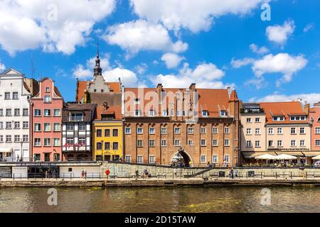 Gdansk, Pomerania / Pologne - 2020/07/14: Maisons hanséatiques historiques sur le remblai de la rivière Motlawa dans le centre de la vieille ville Banque D'Images