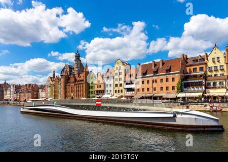 Gdansk, Pomerania / Pologne - 2020/07/14: Vue panoramique du centre-ville de la vieille ville sur la rivière Motlawa avec maisons hanséatiques et passerelle vers Stor Banque D'Images