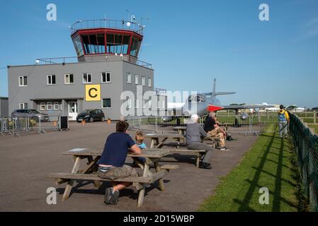 Kemble, Gloucestershire, Angleterre, Royaume-Uni. 2020. Tour de contrôle à l'aéroport de Cotswold à Kemble, Gloucetsershire, Royaume-Uni. Une ancienne base RAF. Banque D'Images