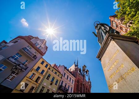 Un cliché vertical de la statue de Nicolaus Copernic à Torun, en Pologne Banque D'Images