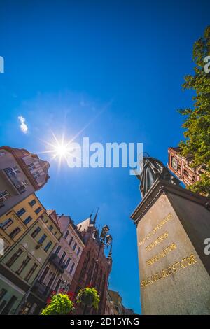 Un cliché vertical de la statue de Nicolaus Copernic à Torun, en Pologne Banque D'Images