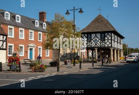 Royal Wootton Bassett, Wiltshire, Angleterre, Royaume-Uni. 2020. La ville marchande historique de Royal Wootton Bassett avec l'hôtel de ville construit au XVIIe siècle. Banque D'Images