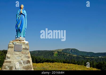 France, Haut Rhin, Sewen, massif du ballon d'Alsace, pré de Wissgrut (1124 m), la Vierge érigée en 1946 par Xavier Berna, agriculteur de Wissgrut, sur son Banque D'Images