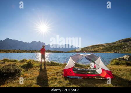 France, Hautes-Alpes, Névache, vallée de la Clarée, bivouac sur la rive du lac Laramon (2359 m) au coucher du soleil, en arrière-plan le massif des Cerces (3093 Banque D'Images