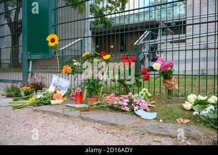 Hambourg, Allemagne. 05e octobre 2020. Les passants ont laissé des fleurs et des bougies sur les lieux du crime devant l'entrée de la synagogue. Un homme en costume de camouflage avait attaqué un étudiant avec une bêche. L'homme de 29 ans aurait porté une note avec une croix gammée sur lui et semble confus. La police enquête sur les antécédents du crime. Credit: Jonas Walzberg/dpa/Alay Live News Banque D'Images