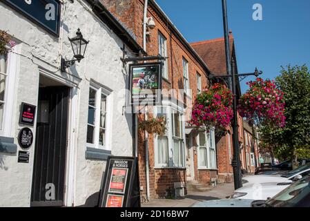 Royal Wootton Bassett, Wiltshire, Angleterre, Royaume-Uni. 2020. Le bourg historique de Royal Wootton Bassett et un pub à la décoration florale sur High Street, Banque D'Images