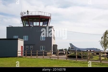 Kemble, Gloucestershire, Angleterre, Royaume-Uni. 2020. Tour de contrôle à l'aéroport de Cotswold à Kemble, Gloucetsershire, Royaume-Uni. Une ancienne base RAF. Banque D'Images