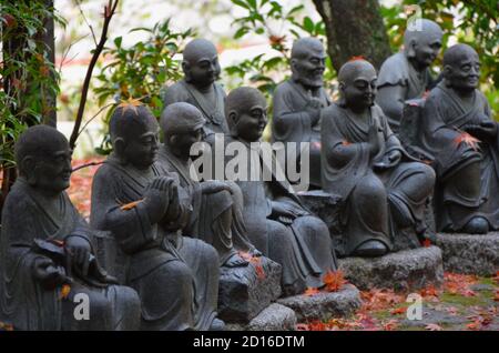 Statues des disciples du Bouddha (appelé Shaka Nyorai au Japon au Temple Daisho-in (Temple Daishoin), Miyajima, Japon. Banque D'Images