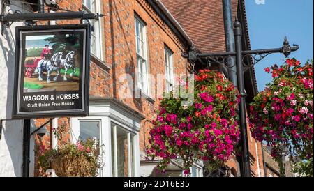 Royal Wootton Bassett, Wiltshire, Angleterre, Royaume-Uni. 2020. Le bourg historique de Royal Wootton Bassett et un pub à la décoration florale sur High Street, Banque D'Images