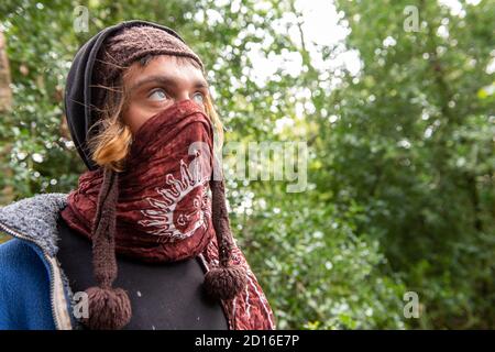 Aylesbury Vale, Royaume-Uni. 5 octobre 2020. Regarder un grimpeur d'arbre. Les protecteurs d'arbres et les militants écologistes résident dans les anciennes terres boisées de Jones Hill Wood depuis plus tôt cette année, protégeant les arbres contre l'abattage par HS2. HS2 a pris possession d'une partie de l'ancienne forêt jeudi la semaine dernière et sont en train d'expulser les protecteurs d'arbres de leurs maisons hautes dans les arbres. La liaison ferroviaire haute vitesse HS2 met en danger 108 anciennes terres boisées et la campagne pour arrêter HS2 autour du Royaume-Uni gagne de plus en plus de partisans. Crédit : Maureen McLean/Alay Live News Banque D'Images