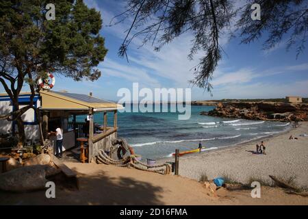 Espagne, Iles Baléares, formentera, Cala Saona, chiringuito situé au-dessus de la plage en face de la mer turquoise Banque D'Images