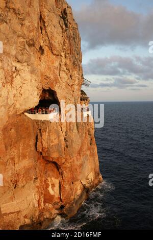 Espagne, Iles Baléares, Minorque, cala Macarrelleta, bar Cova d'en Xoroi niché dans une grotte creusée dans une falaise surplombant la mer Banque D'Images