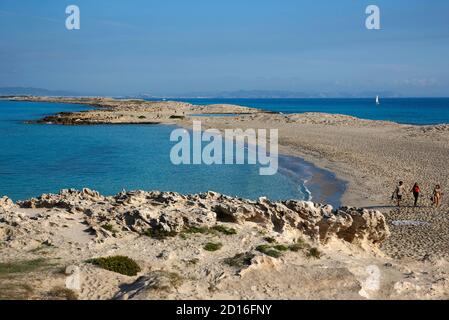 Espagne, Iles Baléares, formentera, platja de ses illetes, les gens marchant sur la plage de sable fin baignés dans l'eau claire Banque D'Images