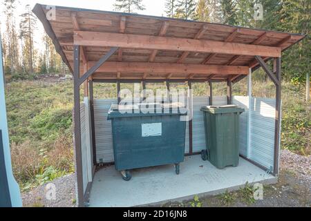 Rangez les poubelles dans un endroit désigné sous le toit. Finlande. Photo de haute qualité Banque D'Images