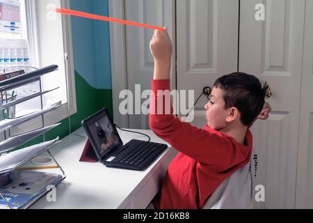 Pause, étudiant de 4e année pendant un cours d'enseignement à distance, État de Washington, États-Unis, Banque D'Images