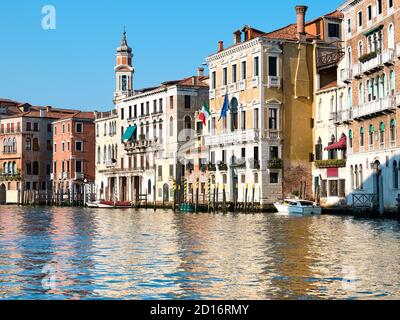 Architecture traditionnelle, maisons anciennes sur le Grand Canal à Venise, Italie. Banque D'Images