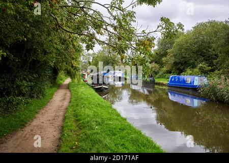 Des barques à la truelle amarrées à Parbold sur le canal de Leeds et Liverpool Banque D'Images