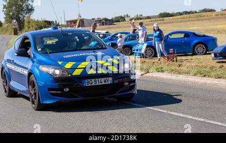 Benon, France - 9 septembre 2020 : patrouille de gendarmerie sur une route de campagne en escorte pendant la tournée cycliste de france Banque D'Images