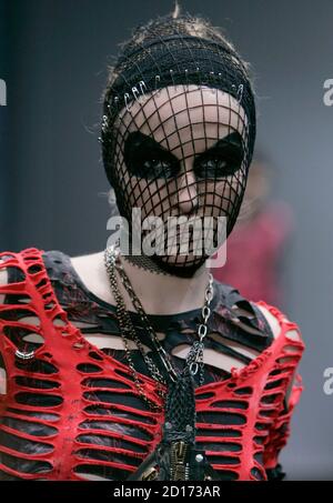 A model displays a gothic fashion creation by Japanese designer Naoto Hirooka at a fashion show in Tokyo August 31, 2007. REUTERS/Michael Caronna (JAPAN)
