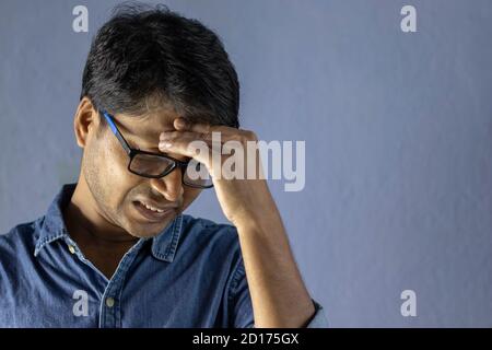 personnes, problème de santé et concept de stress - malheureux indien souffrant de maux de tête Banque D'Images
